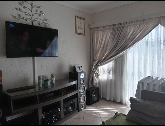 2 BEDROOM SECTIONAL TITLE FOR SALE IN BEYERS PARK